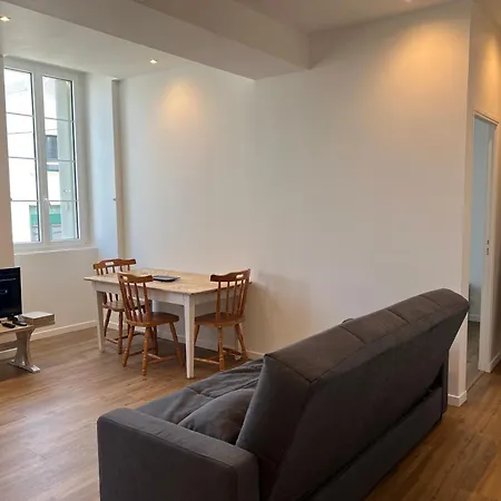 Locations De Et Cures A 1er Etage Droite *